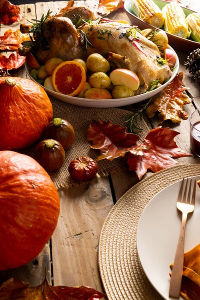 Overhead Utsikt Över Thanksgiving Stekt Kalkon Med Potatis Och Höstdekoration — Stockfoto