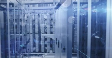 Bilgisayar sunucu odasına karşı matematik denklemleri ve veri işleme animasyonları. Bilgisayar arayüzü ve iş veri depolama teknolojisi kavramı