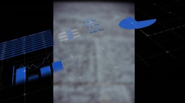 Karanlık arka planda finansal veri işleme animasyonu. Küresel iş ve finansman kavramı dijital oluşturulmuş video.