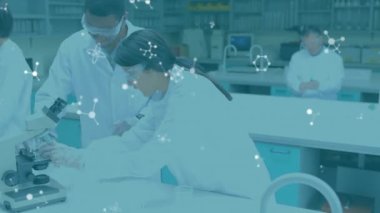 Laboratuvarda araştırma yapan çok ırklı bilim adamları üzerinde çoklu yüzen moleküllerin animasyonu. Dijital bileşik, çoklu pozlama, mikroskop, soyut, sağlık ve tıbbi konsept.