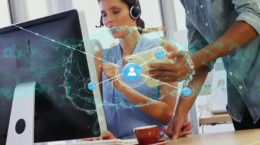 Video kulaklık takan iş adamlarının simgeleriyle olan bağlantılarının animasyonu. Dijital olarak oluşturulan küresel veri ve iletişim teknolojisi kavramı.