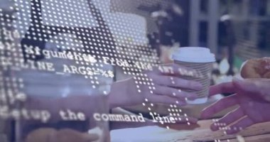 Veri işleme animasyonu ve bir kafede kahve servisi yapan bayan garsonun orta bölümünün dünya haritası. Kripto para birimi ve iş teknolojisi kavramı