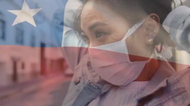 Şili bayrağının şehir caddesinde yüz maskesi takan Afro-Amerikan kadının üzerinde dalgalanması. covid 19 salgın konsepti boyunca dijital olarak üretilen küresel sağlık önlemleri.