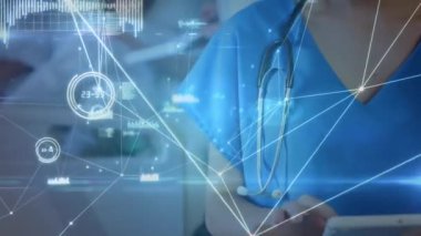 Dijital tablet kullanan beyaz kadın sağlık çalışanı üzerinden bağlantı ağının animasyonu. Tıbbi sağlık ve teknoloji konsepti