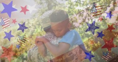 Afro-Amerikan askerinin eve döndükten sonra oğluna sarılmasının ardından ulusal Amerikan bayrağının animasyonu. Dijital bileşim, yıldızlar, çizgili, aile, sevgi, birliktelik, vatanseverlik, ordu, eve dönüş.