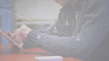 Kafkas işadamı üzerinden tablet kullanan insanlarla bağlantı ağının animasyonu. Küresel iş, bağlantılar ve veri işleme kavramı dijital olarak oluşturulmuş video.