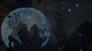 Dönen dünyanın üzerindeki ışık izlerinin parlaklığa karşı animasyonu siyah arkaplanda başlar. Küresel ağ ve iş teknolojisi kavramı