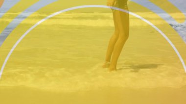 Beyaz kemerler ve sarı renkler üzerinde, deniz kıyısındaki Afrikalı Amerikalı kadın animasyonu. Seyahat, tatil ve boş zaman konsepti dijital olarak oluşturulmuş video.