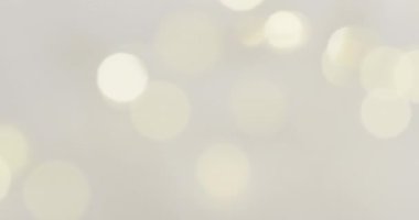 Gri arkaplanda Bokeh Noel Peri Işıkları 'nın yakın çekim videosu. Noel, gelenek ve kutlama konsepti.