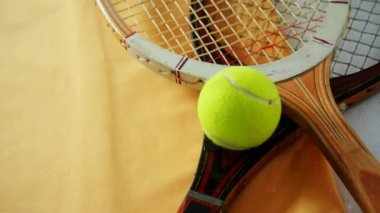 Tenis oynayan kadın tenisçinin kompozisyonu fotokopi alanı ile tenis raketi tutuyor. Spor yarışması ve turnuva konsepti.