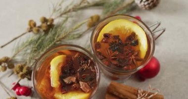 Beyaz arka planda tarçınlı ve limonlu sıcak çay fincanları. Noel, gelenek ve kutlama konsepti.