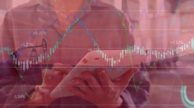 Dijital tablet kullanan bir kadının orta bölümündeki finansal veri işleme animasyonu. Küresel finans ve iş teknolojisi kavramı