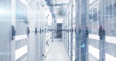 Sunucu odasında veri işleme animasyonu. Küresel bağlantılar ve dijital veri işleme kavramı dijital video oluşturuldu.