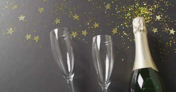 Видео Бокалов Шампанского Бутылки Золотыми Звездами Блестками Черном Фоне Новогодняя — стоковое видео