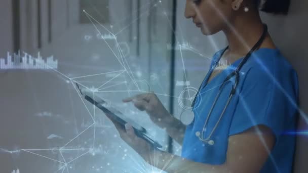 Animação Rede Conexões Sobre Trabalhadora Saúde Birracial Usando Tablet Digital — Vídeo de Stock