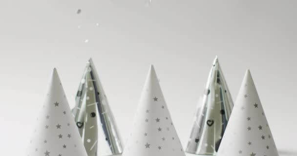 Відео Чотирьох Білих Срібних Вечірок Капелюхів Блідо Сірому Фоні Новорічна — стокове відео