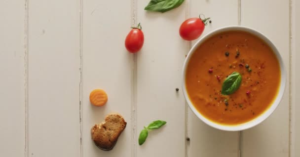 Video Sup Tomat Krim Dengan Bahan Bahan Tergeletak Permukaan Putih — Stok Video
