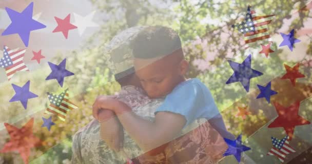 Animacja Narodowej Flagi Ameryki Nad Amerykańskim Żołnierzem Przytulającym Syna Powrocie — Wideo stockowe