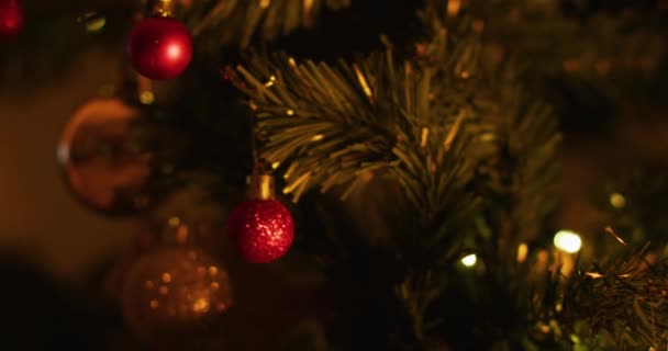Video Van Gloeiende Kerstballen Lichtjes Boven Groene Kerstboom Kerstmis Traditie — Stockvideo