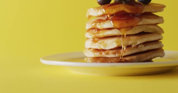 Video Lönnsirap Häller Pannkakor Gul Bakgrund Amerikanskt Kök Måltider Mat — Stockvideo