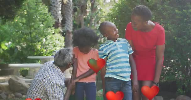 Animacja Balony Serca Nad Szczęśliwą Afrykańską Rodziną Ogrodzie Koncepcja Technologii — Wideo stockowe