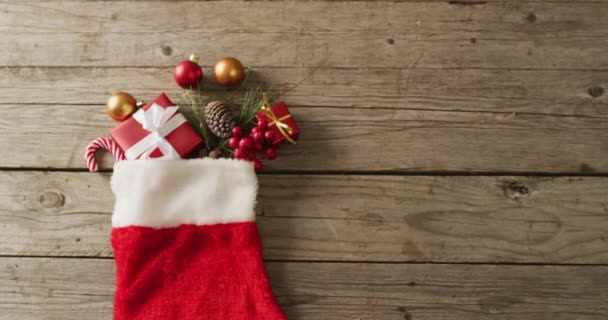 圣诞节礼物在圣诞长袜里的视频和木制背景的复制空间 圣诞节 传统和庆祝概念 — 图库视频影像