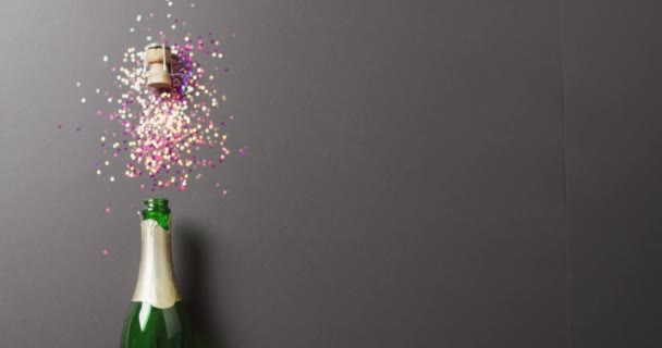 Video Van Verticale Champagnefles Kurk Met Kleurrijke Glitter Zwart Met — Stockvideo