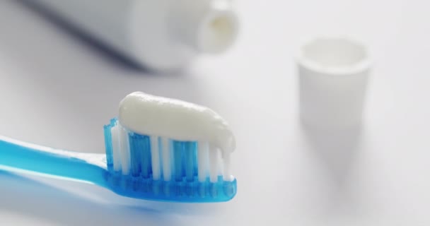 Vídeo Perto Escova Dentes Pasta Fundo Branco Conceito Saúde Estomatologia — Vídeo de Stock