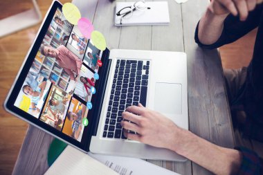 Müzik app midsection yaratıcı düzenleyicisinin üstünde laptop çalışma karşı