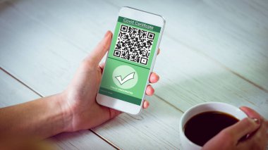 Oturma odasında evde kahve ile onun akıllı telefon kullanan kadın