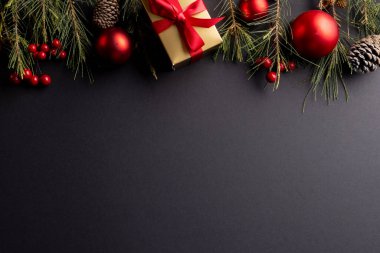 Mücevherlerle süslenmiş noel resmi ve siyah arkaplanda kopyalama alanı. Noel, gelenek ve kutlama konsepti.