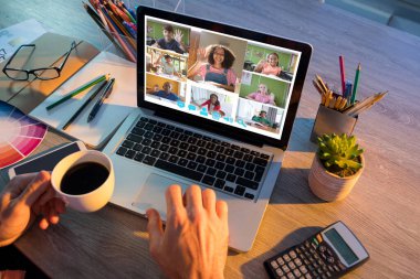 Ekranda çeşitli ilkokul öğrencilerini sallayan bir adamın elleri video görüşmesi için dizüstü bilgisayar kullanıyor. iletişim teknolojisi ve çevrimiçi eğitim, dijital kompozit resim.