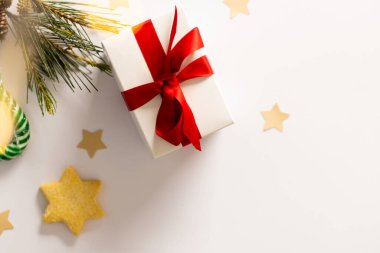 Beyaz arka planda hediyeli, yıldızlı ve fotokopi alanlı noel resmi. Noel, gelenek ve kutlama konsepti.