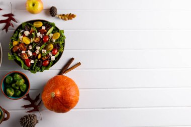 Şükran Günü sebzeleri, sonbahar dekorasyonu ve ahşap üzerine fotokopi alanı. Şükran Günü, Sonbahar, Sonbahar, Amerikan geleneği ve kutlama konsepti.