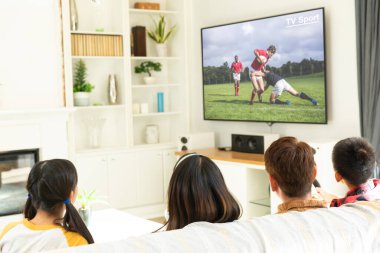 Evde oturup TV 'de futbol maçı izleyen aile görüntüsü. spor, rekabet, eğlence ve teknoloji konsepti dijital kompozit görüntü.