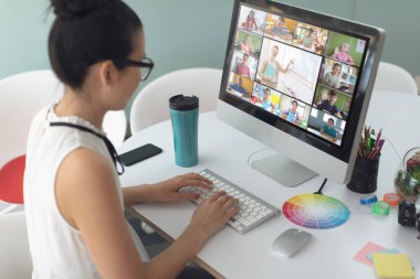 Ekranda çeşitli ilkokul öğrencileriyle video görüşmesi için bilgisayar kullanan beyaz bir kız. iletişim teknolojisi ve çevrimiçi eğitim, dijital kompozit resim.