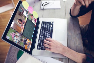Müzik app midsection yaratıcı düzenleyicisinin üstünde laptop çalışma karşı