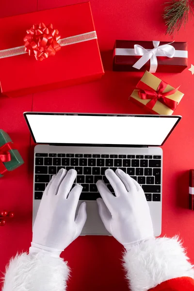 Noel Baba Nın Elleri Boş Ekranlı Dizüstü Bilgisayar Kırmızı Arka — Stok fotoğraf