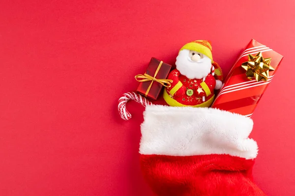 Изображение Рождественских Подарков Санта Клауса Рождественских Чулках Копировальном Пространстве Красном — стоковое фото