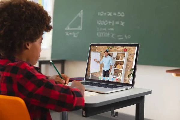 Afrikanischer Junge Mit Laptop Für Videoanrufe Mit Männlichem Lehrer Auf — Stockfoto