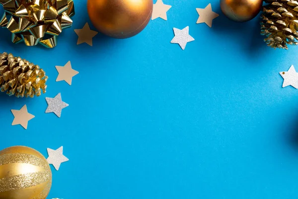 Εικόνα Χριστουγεννιάτικης Διακόσμησης Μπιχλιμπίδια Και Αστέρια Και Αντίγραφο Χώρου Μπλε — Φωτογραφία Αρχείου