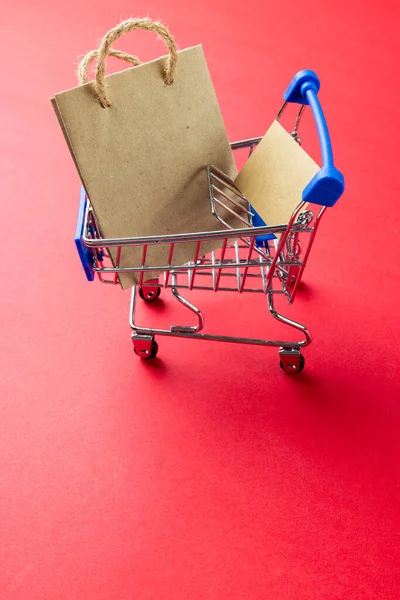 Samenstelling Van Winkelwagen Met Tas Kopieer Ruimte Roze Achtergrond Detailhandel — Stockfoto