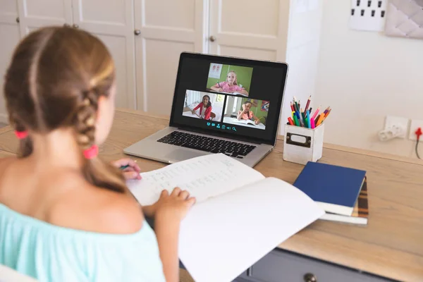 Menina Caucasiana Usando Laptop Para Videochamada Com Sorrindo Diversos Alunos — Fotografia de Stock