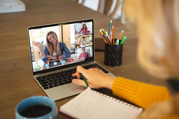 Mulher Branca Usando Laptop Para Videochamada Com Alunos Ensino Médio — Fotografia de Stock