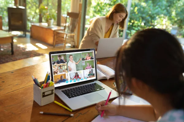 Menina Asiática Usando Laptop Para Videochamada Com Sorrindo Diversos Alunos — Fotografia de Stock