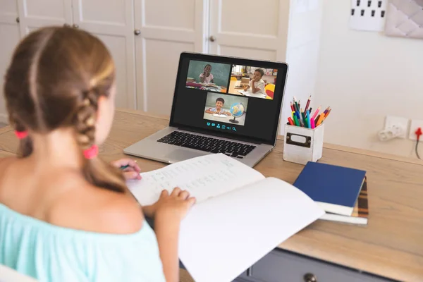 Menina Caucasiana Usando Laptop Para Videochamada Com Alunos Ensino Fundamental — Fotografia de Stock