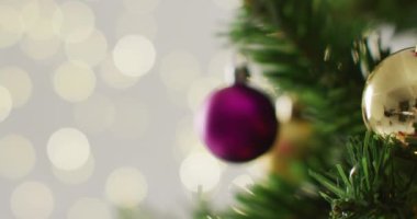 Yeşil Noel ağacındaki noel balolarına ve dekorasyonlara yaklaşıyoruz. Noel, gelenek ve kutlama konsepti.