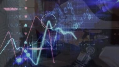 Bir motorsikletin yakın planına karşı borsa veri işleme animasyonu. Küresel ekonomi ve iş teknolojisi kavramı