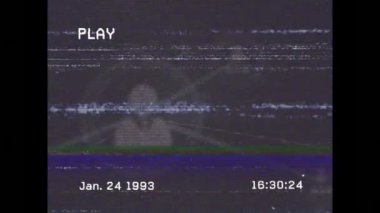 Gri arkaplana karşı profil simgelerinin ağ üzerindeki vhs arıza efektinin animasyonu. Küresel ağ ve iş teknolojisi kavramı