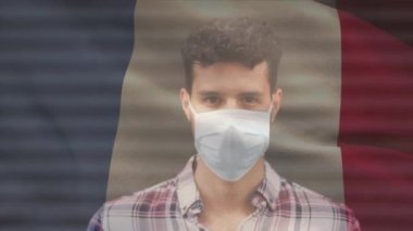 Fransız bayrağının şehir caddesinde maske takan Latin adamın üzerinde dalgalanmasının animasyonu. covid 19 salgın konsepti boyunca dijital olarak üretilen küresel sağlık önlemleri.